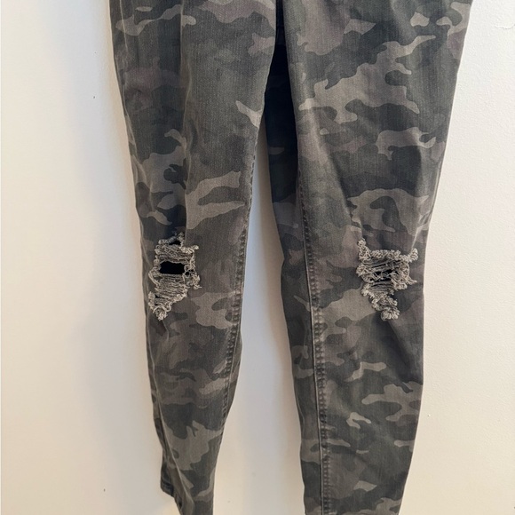 No Boundaries Women’s Camouflage Destructed Overalls Size Large - Picture 2 of 6